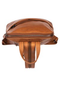 Tan nahkatasku, jossa on tyylikäs muotoilu, jossa on vetoketjullinen yläosa, kestävät hihnat ja useita osastoja järjestystä varten.