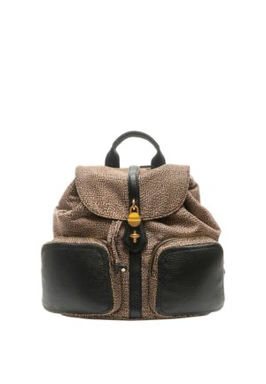 Zaino piccolo in tessuto stampato con tasche frontali in pelle nera, manico nero e fibbia dorata sulla patta frontale.