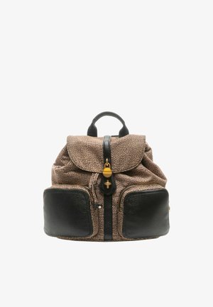 Zaino piccolo in tessuto stampato con tasche frontali in pelle nera, manico nero e fibbia dorata sulla patta frontale.