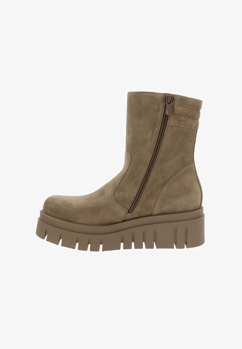 Stivaletto in camoscio marrone con zip laterale, suola a piattaforma spessa e dettagli rigati. Presenta una texture liscia con punta rotonda.