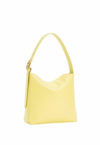 Borsa a spalla in pelle gialla con una silhouette morbida, parte superiore curva, manico regolabile e design minimalista, caratterizzata da un logo in rilievo discreto.