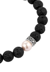 Svart vulkanisk lavaperlor blandat med en slät, ljusrosa pärla och en silvermönstrad accentpärla i rund form.