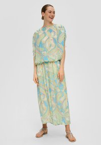 Maxi jurk met een paisleypatroon in pastelblauwe en gele tinten, met een losse pasvorm en korte mouwen. Lichtgewicht stof.