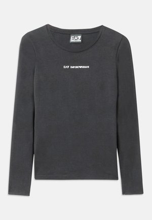 Musta pitkähihaine crewneck-paita, jossa on valkoinen "EA7 Emporio Armani" -logo keskittyneenä rinnassa ja kauluslapussa.