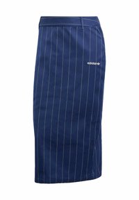 Marinblå kjol med vit randig mönster, tillverkad av vävt tyg. Har en broderad adidas-logga på framsidan. Rakt snitt.