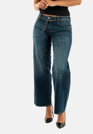 Jean en denim à jambes larges, en teinte foncée avec un devant légèrement décoloré. Comprend cinq poches, une fermeture à bouton et des détails de couture subtils.