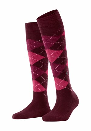 Par de calcetines hasta la rodilla en burdeos con patrón de rombos argyle en rosa y rojo oscuro y pequeño logo circular en la pantorrilla.