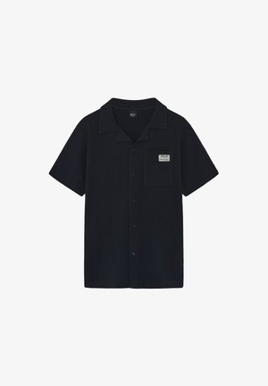 Camicia a maniche corte con colletto in blu scuro, con taschino sul petto con etichetta, chiusura con bottoni e trama del tessuto liscia.