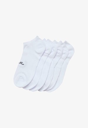 Šesť párov bielych ponožiek do členkov vyrobených z mäkkého bavlneného materiálu. Každá ponožka má na boku čierne logo značky. Hladká textúra a bezšvový dizajn.