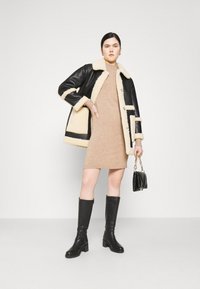 Object OBJTHESS DRESS - Fodralklänning - chipmunk