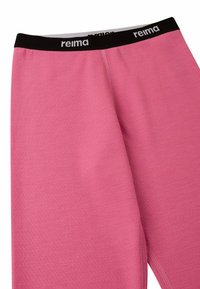 Leggings sportivi rosa con finitura texturizzata, vita elastica nera con branding "reima" e cuciture piatte.
