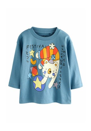 Blaues Baumwoll-T-Shirt mit kurzen Ärmeln, das einen bunten Cartoon-Bären, geometrische Formen und verspielte Texte zeigt. Weicher Stoff mit Rundhalsausschnitt.