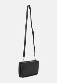 Schwarze Leder-Crossbody-Tasche mit langem, verstellbarem Tragegurt, glatter Oberfläche und goldfarbener Hardware. Rechteckige Form mit Reißverschluss.