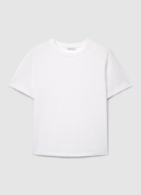 Maglietta bianca in cotone con collo rotondo, maniche corte e vestibilità comoda. Design minimalista, senza motivi o dettagli visibili.