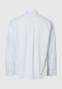 Koszula w jasnoniebieskie i białe paski, z długimi rękawami, kołnierzykiem na guziki, wąskimi paskami, wykonana z miękkiej bawełny, z mankietami na guziki.
