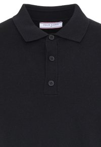 Schwarzes Poloshirt mit drei Knöpfen und mittelgroßem Kragen, mit einem "Felix Hardy"-Etikett im Halsausschnitt.