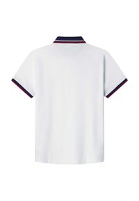 Camisa polo blanca con un cuello de dos botones, que presenta acentos a rayas en azul marino y rojo en el cuello y los dobladillos de las mangas. Textura de tela suave.