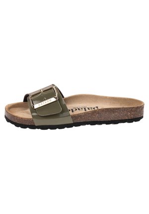 Åben slip-on sandal med korksål, beige indersål og bred, blank olivengrøn strop med stor metalspænde.
