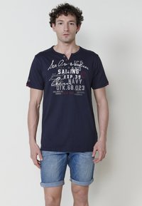 DE MANGA CORTA - Trükipildiga T-särk - dark blue