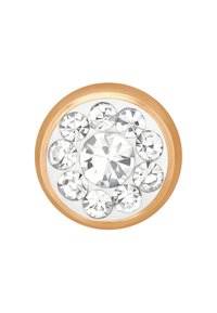 Orecchino rotondo con un bordo in metallo color oro e un grappolo di strass trasparenti di diverse dimensioni, disposti attorno a una pietra centrale più grande.