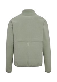 Grön fleecejacka med hög krage, elastisk nederkant och en enkel broderad logotyp på ryggen. Mjuk textur med avslappnad passform.