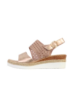 Dames sleehak sandaal met geperforeerde beige leren bandjes, gouden gesp, espadrille-stijl tussenzool en witte rubberen buitenzool.