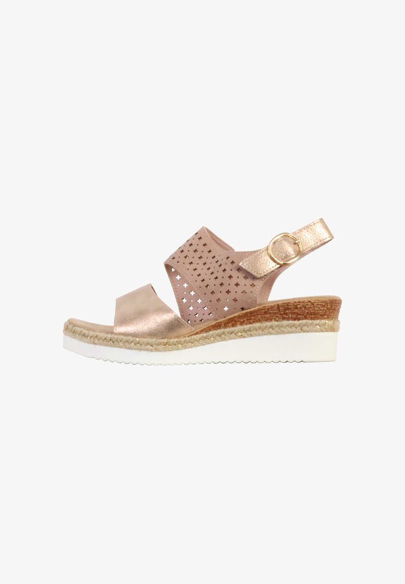 Sandale compensée pour femme avec brides en cuir beige perforé, boucle dorée, semelle intermédiaire style espadrille et semelle extérieure en caoutchouc blanc.