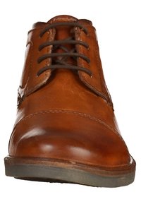 Bottines en cuir marron avec bout rond, fermeture à lacets et texture lisse. Semelle en caoutchouc avec un motif de sculpture minimal pour une meilleure adhérence.