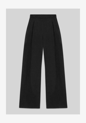 Pantalon noir taille haute à jambes larges avec plis à l'avant, poches latérales et ceinture ajustée sur un fond gris uni.