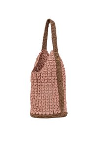 Háčkovaná taška v jemné růžové barvě s hnědými akcentovými lemovkami, se dvěma pevnými rukojeťmi a otevřeným, prostorným designem. Texturovaný tkaný materiál.