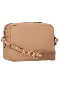 Bolso cruzado de cuero marrón claro con forma estructurada, herrajes dorados y una correa desmontable que presenta el logo emblema "JOOP!". Textura suave.