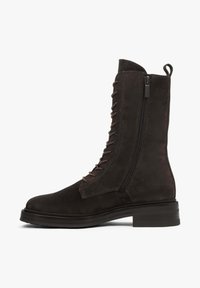 Ciemnobrązowe zamszowe botki za kostkę z okrągłym noskiem, bocznym zamkiem błyskawicznym i sznurowanym przodem. Posiadają płaską, teksturowaną podeszwę oraz dekoracyjne przeszycia.