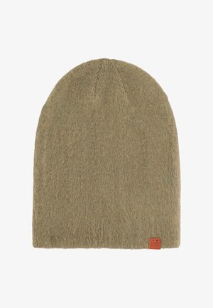 Brede gebreide muts in een gedempt olijfgroen, zachte textuur, ronde vorm, met een klein leren label aan de zijkant.