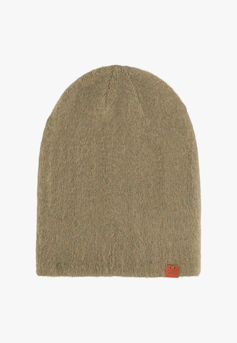 Strickmütze in einem gedämpften Olivgrün, weicher Textur, runder Form, mit einem kleinen Lederetikett an der Seite.