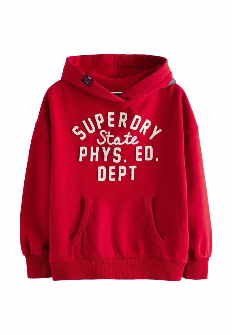 Röd bomullshuvtröja med framficka, elastiska muddar och vit text: "SUPERDRY State PHYS. ED. DEPT." i fet, krökt stil.