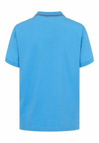 Polo bleu clair à manches courtes avec un col côtelé comportant une bande rouge et noire, vu de dos.