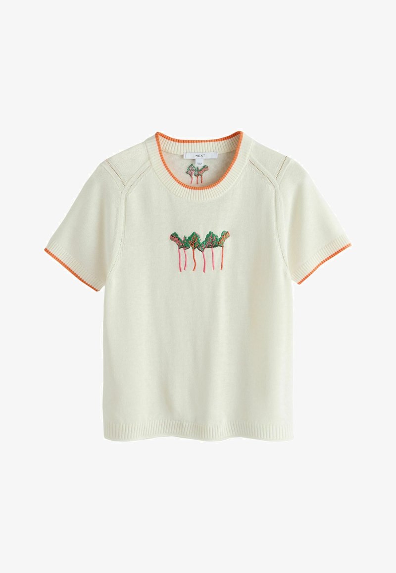 Pull blanc à manches courtes avec bordure orange et feuilles brodées vertes et roses sur la poitrine et à l'intérieur de l'encolure.