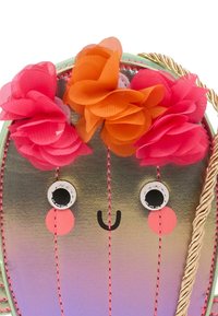 Metalen handtas in de vorm van een cactus, versierd met roze en oranje stoffen bloemen, gestikte details en een gevlochten handvat.