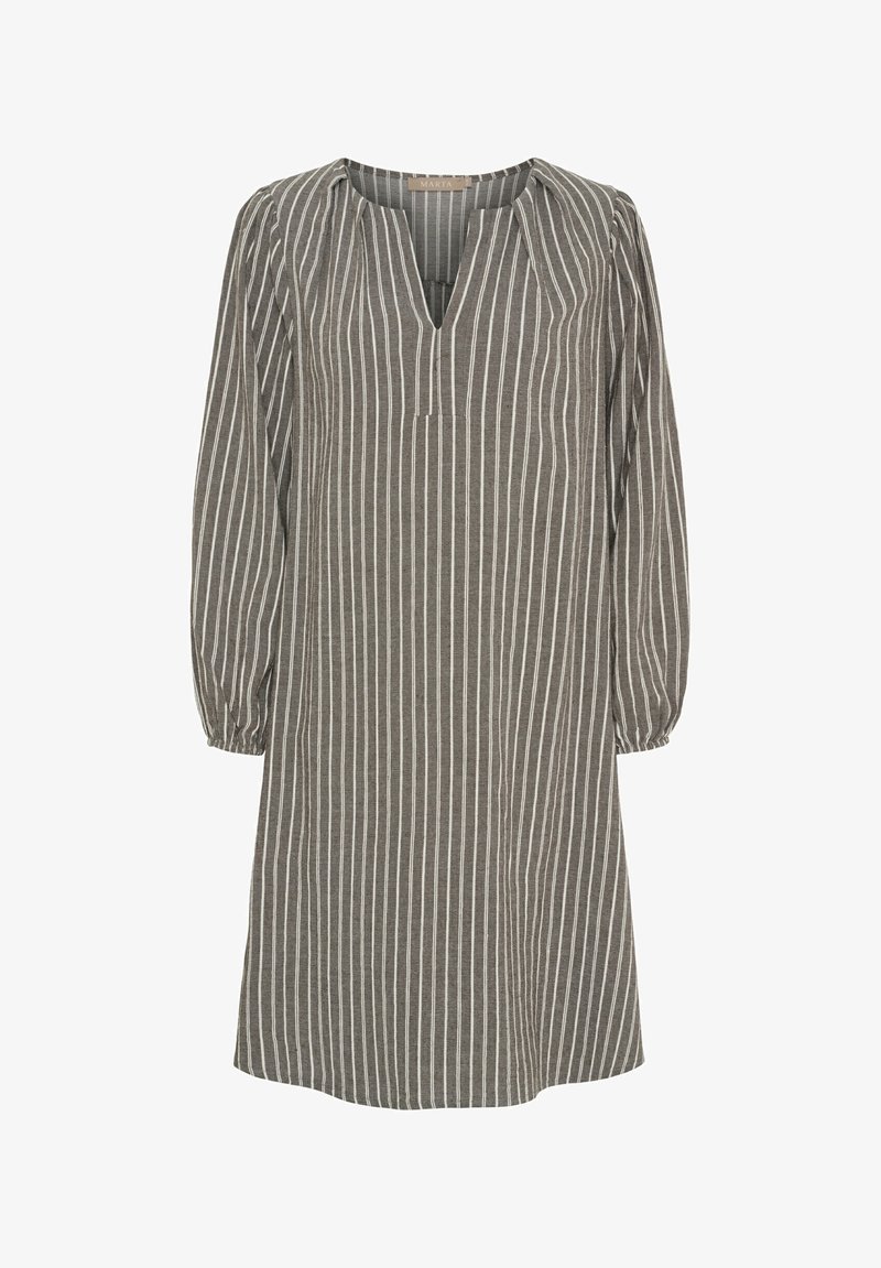 Grå knælængde kjole med lange ærmer, hvide lodrette striber, rynkede skuldre, elastiske manchetter og en lille V-formet udskæring.