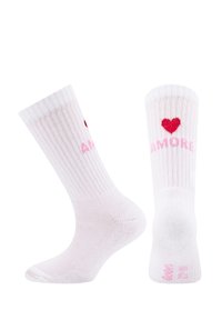Weiße gestrickte Socken mit geripptem Muster zeigen die pinke Aufschrift "AMORE" und ein rotes Herz auf der Seite.