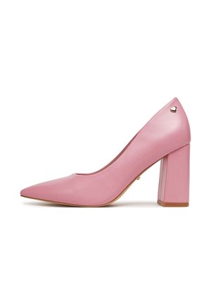 Roze leren pump met hoge hak, een puntige neus en een stevige vierkante hak. Voorzien van een klein gouden hartdetail op de hak.