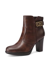 Stivale alla caviglia in pelle marrone con tacco alto, caratterizzato da un dettaglio a fibbia laterale e cuciture curve sul davanti per una texture aggiuntiva.