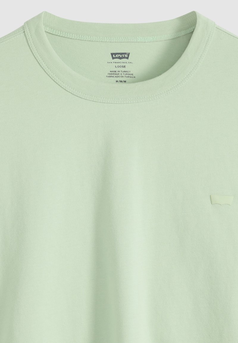 T-shirt en coton vert menthe de Levi's, coupe ample, col rond et petit logo ton sur ton sur la poitrine gauche. Taille moyenne, fabriqué en Turquie.