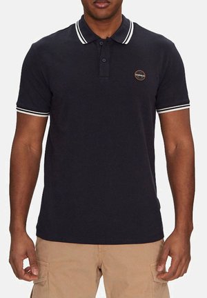 Polo shirt blu navy con strisce bianche a contrasto sul colletto e sulle maniche. Presenta un piccolo logo rotondo sul petto. Realizzato in cotone.