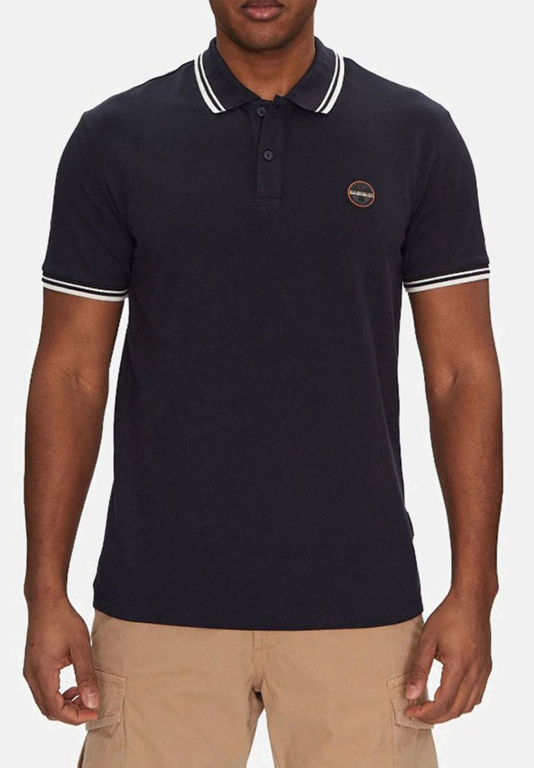 Polo shirt blu navy con strisce bianche a contrasto sul colletto e sulle maniche. Presenta un piccolo logo rotondo sul petto. Realizzato in cotone.