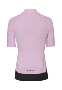 Maillot de cyclisme à manches courtes de couleur violet clair avec un dos supérieur en maille, trois poches arrière, un ourlet noir, et le logo VAUDE dans le bas du dos.