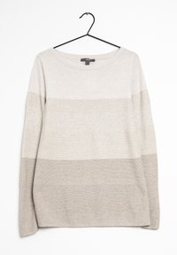 Maglione a maniche lunghe in maglia con blocchi di colore orizzontali beige e beige chiaro appeso a una gruccia nera.
