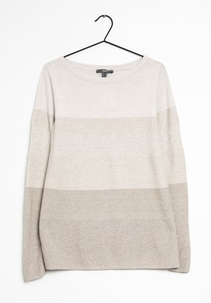 Svetr s dlouhým rukávem pletený, s béžovými a světle hnědými vodorovnými barevnými bloky, visící na černém drátěném ramínku.