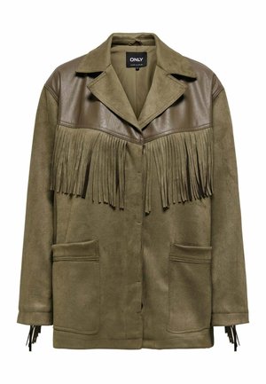 Giacca verde oliva con yoke in pelle e frange. Presenta due tasche frontali, colletto e una finitura morbida e testurizzata.