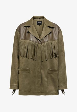 Giacca verde oliva con yoke in pelle e frange. Presenta due tasche frontali, colletto e una finitura morbida e testurizzata.